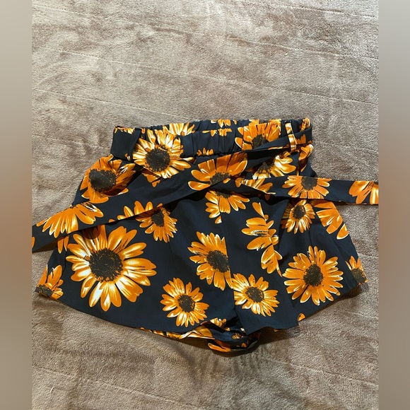 SHEIN Pants - Sunflower shorts • women’s xs